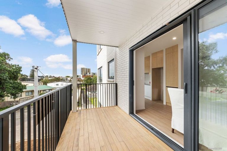 Photo of property in 1/1 Kaponga Crescent, New Lynn, Auckland, 0600