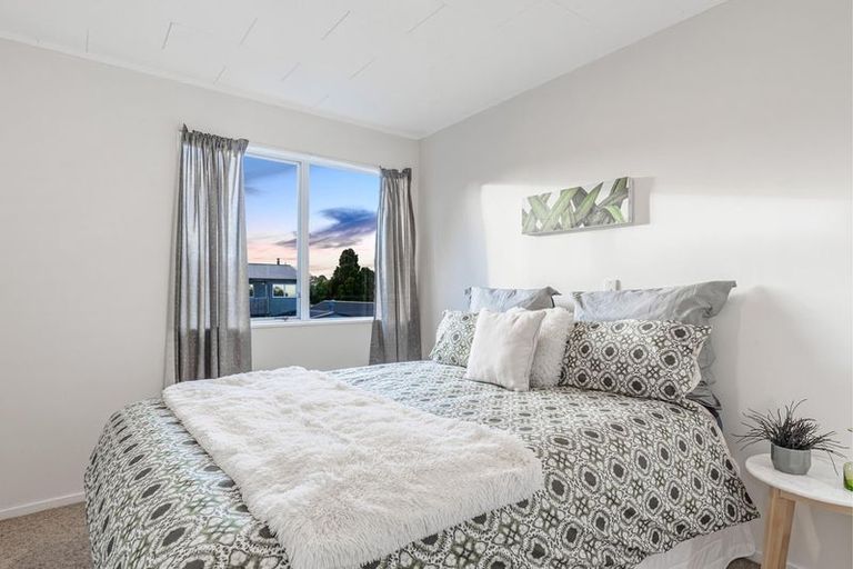 Photo of property in 12 Raelene Place, Massey, Auckland, 0614