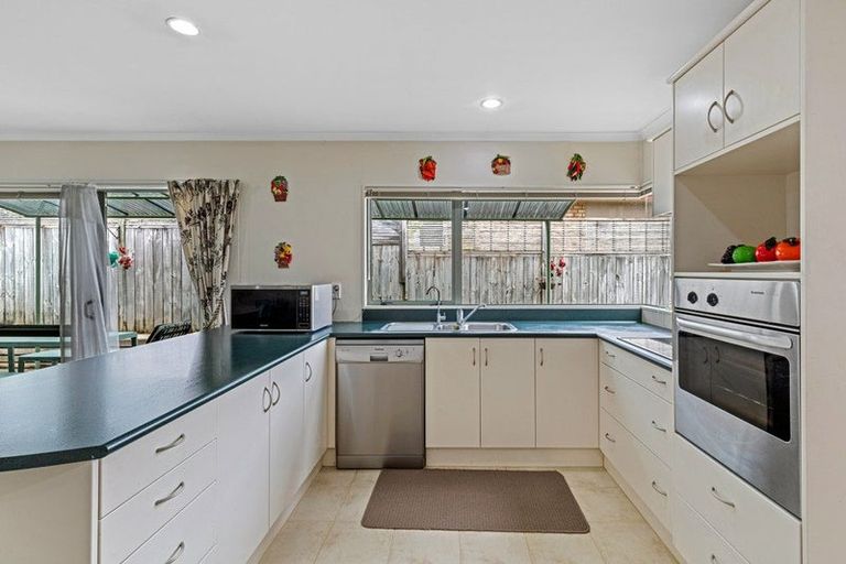 Photo of property in 6 Reybert Place, Massey, Auckland, 0614