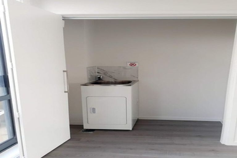 Photo of property in 16 Karoro Road, One Tree Point, 0118