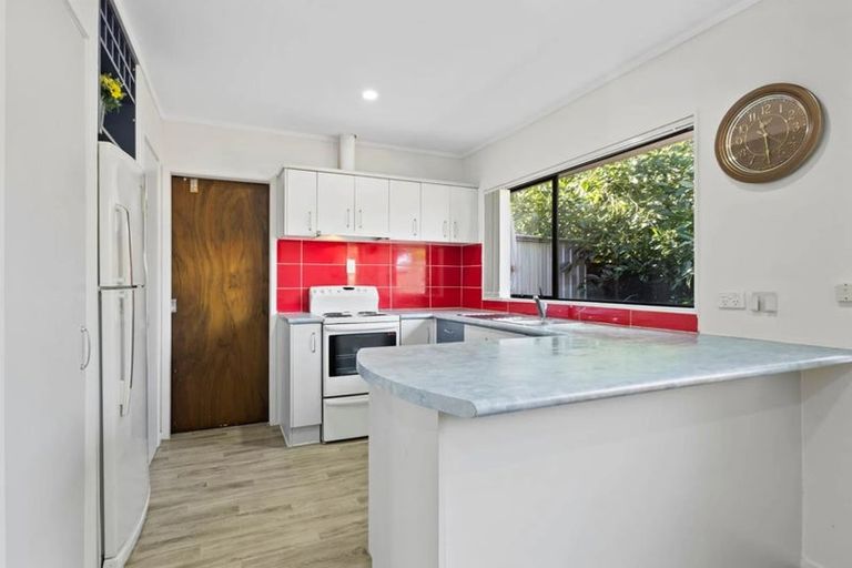 Photo of property in 2/30 Kindergarten Drive, Conifer Grove, Takanini, 2112
