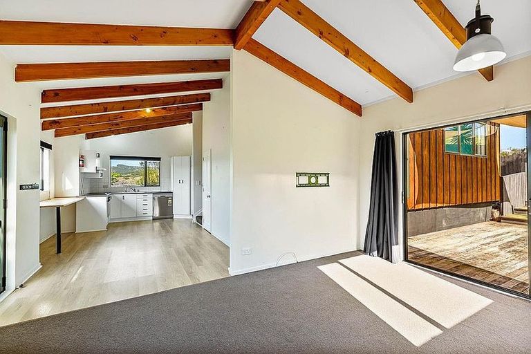 Photo of property in 15 Empressa Heights, Helensville, 0800
