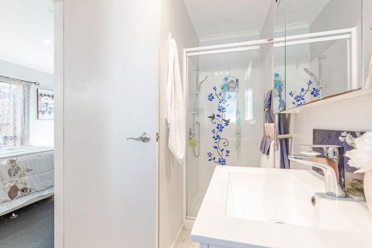 Photo of property in 52 Hewlett Road, Massey, Auckland, 0614