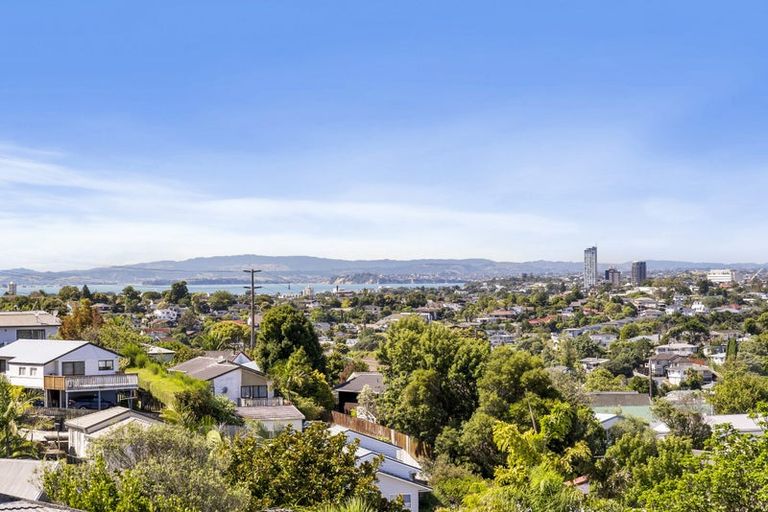 Photo of property in 2/24 Thalia Place, Totara Vale, Auckland, 0629