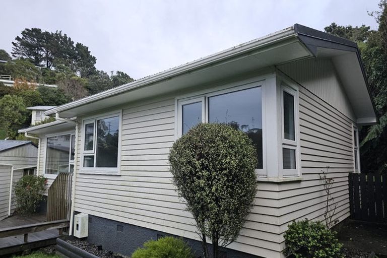 Photo of property in 28 Alwyn Place, Newlands, Wellington, 6037