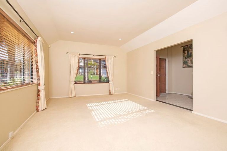 Photo of property in 1 Gilnockie Close, East Tamaki Heights, Auckland, 2016