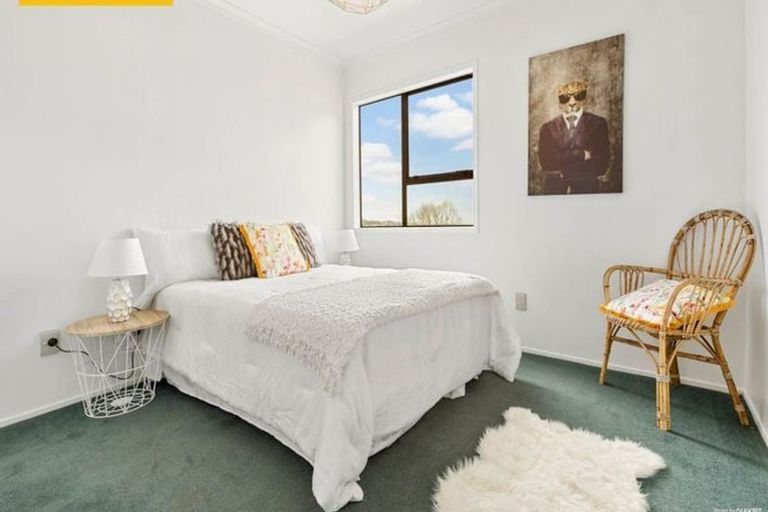 Photo of property in 2/74 Ayton Drive, Totara Vale, Auckland, 0629