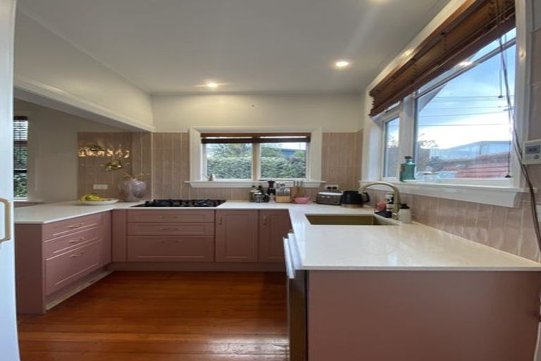 Photo of property in 12 Packe Street, Edgeware, Christchurch, 8013