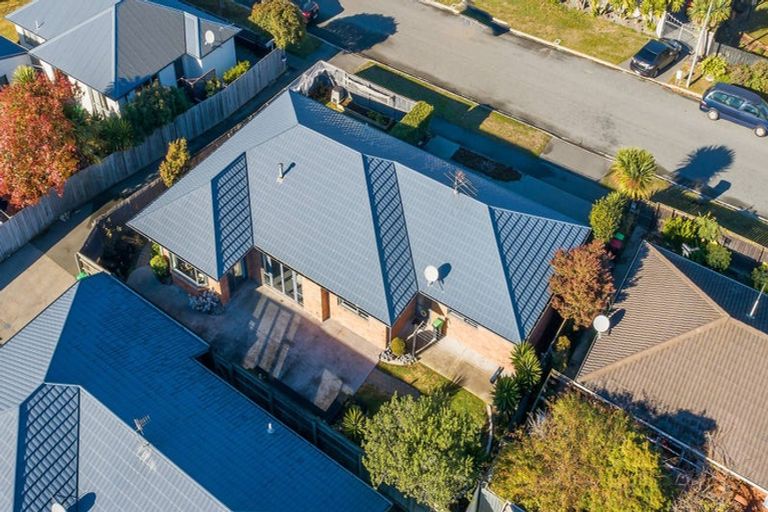 Photo of property in 2 Kirsten Place, Parklands, Christchurch, 8083