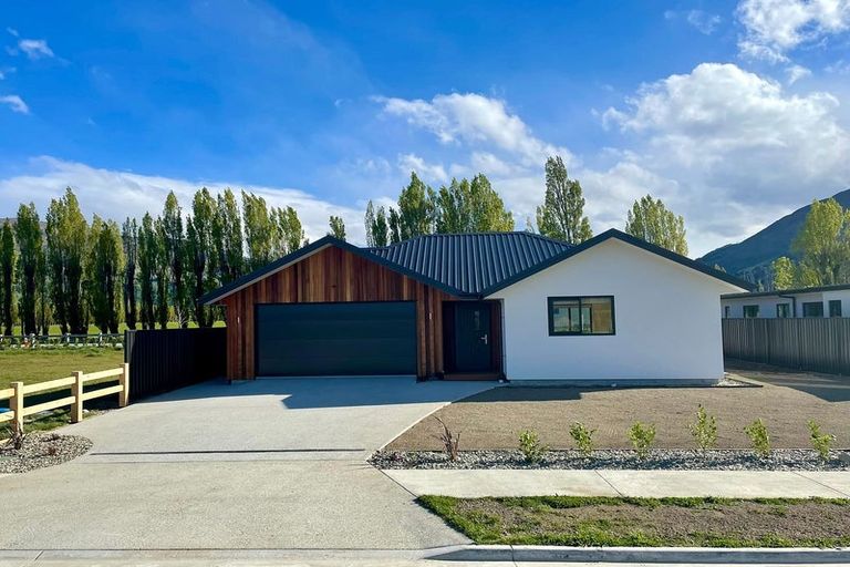 Photo of property in 4 Applewood Place, Wanaka, 9382