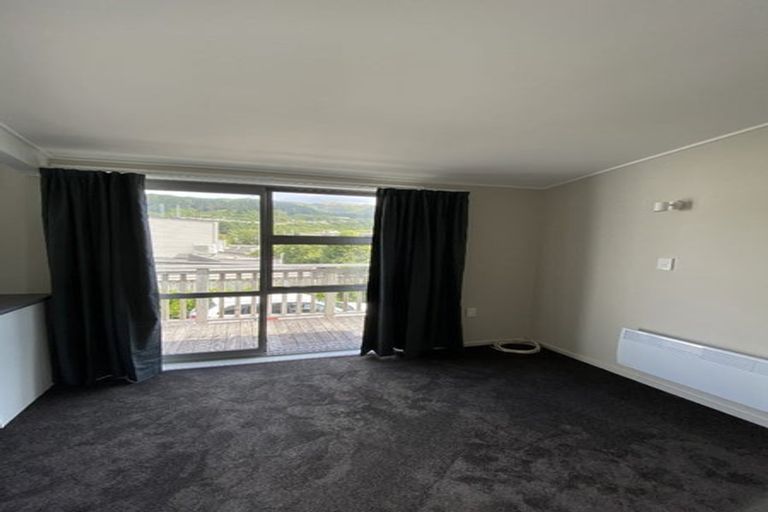 Photo of property in 21f9 Collins Avenue, Tawa, Wellington, 5028