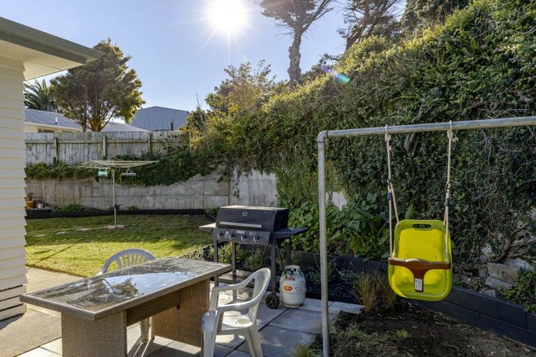 Photo of property in 15 Simons Street, Moturoa, New Plymouth, 4310