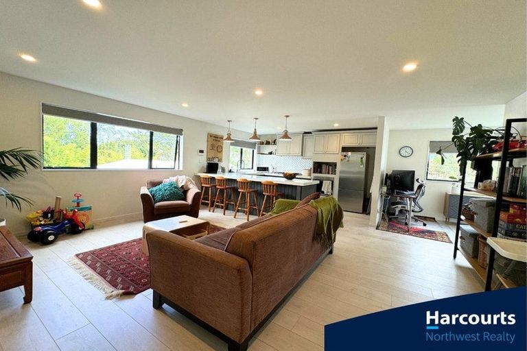 Photo of property in 10 Mahinga Place, Massey, Auckland, 0614