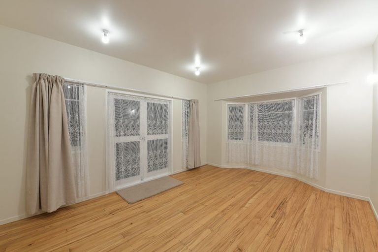 Photo of property in 32 Te Atatu Road, Te Atatu South, Auckland, 0610