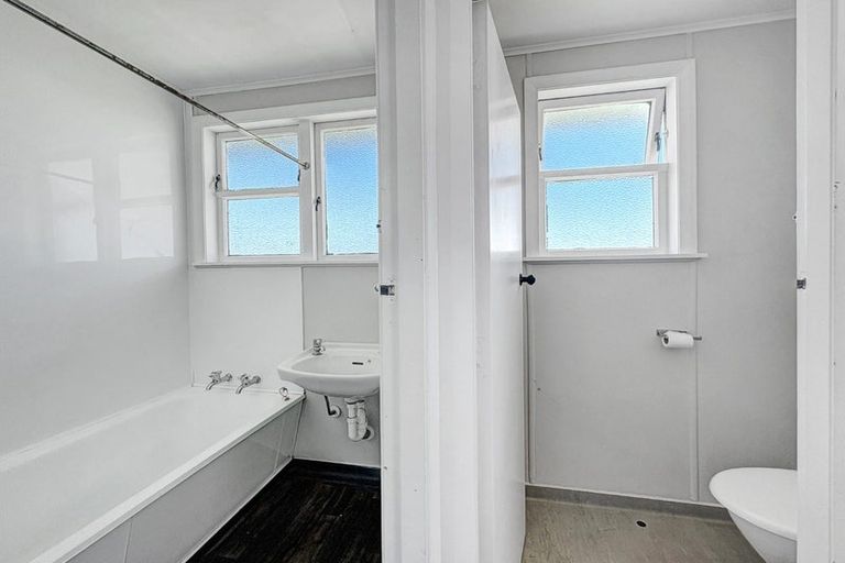 Photo of property in 26-28 Matipo Street, Castlecliff, Whanganui, 4501