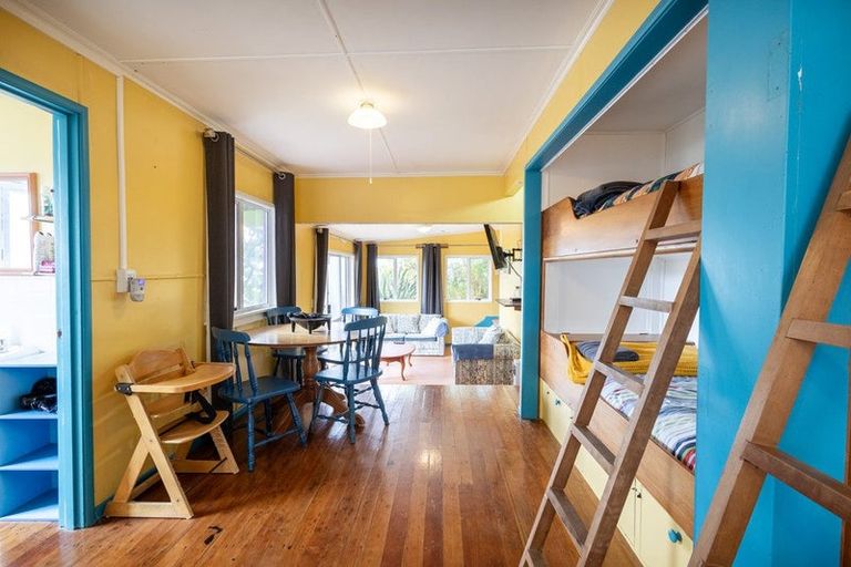 Photo of property in 63 Sea View Road, Baylys Beach, 0377