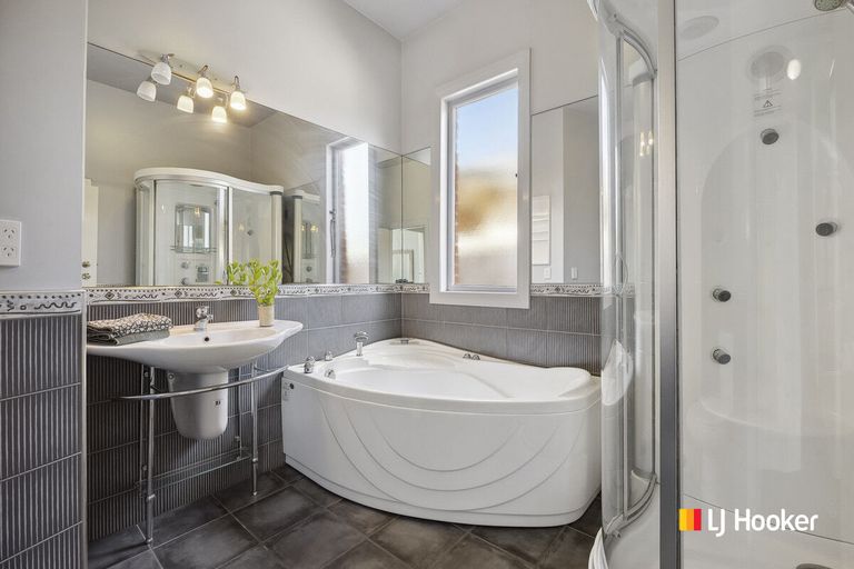 Photo of property in 85 Hargest Crescent, Saint Clair, Dunedin, 9012