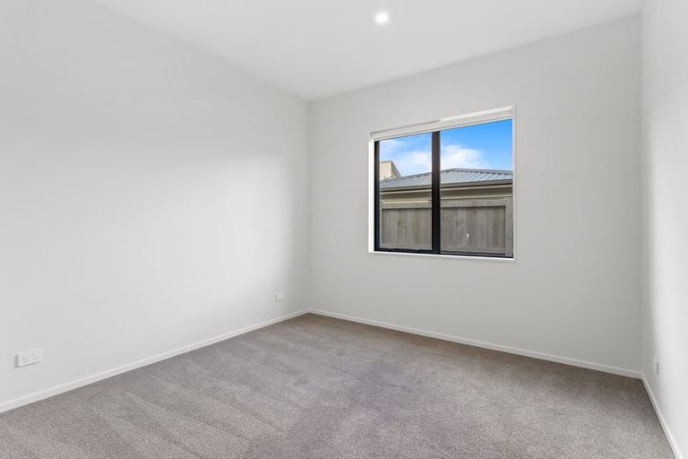 Photo of property in 28 Port Way, Rosehill, 2113