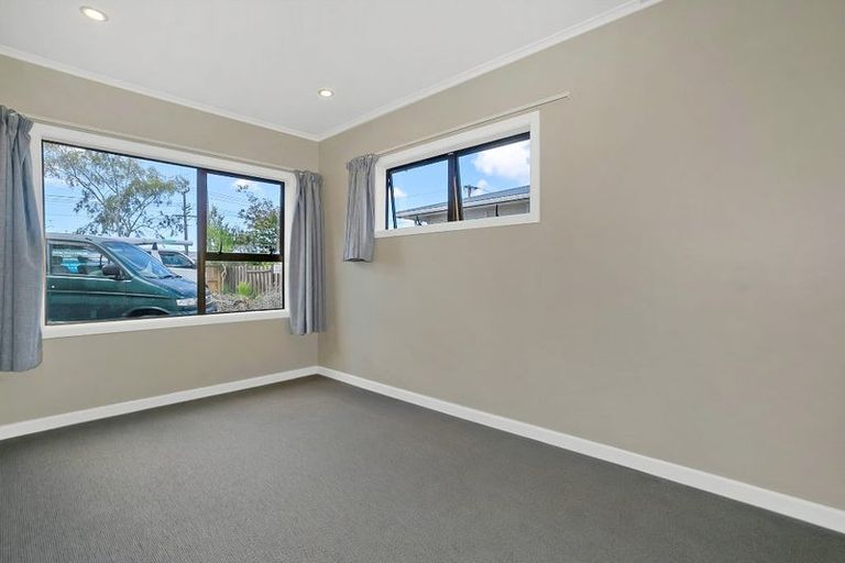 Photo of property in 19 Birdwood Road, Swanson, Auckland, 0612