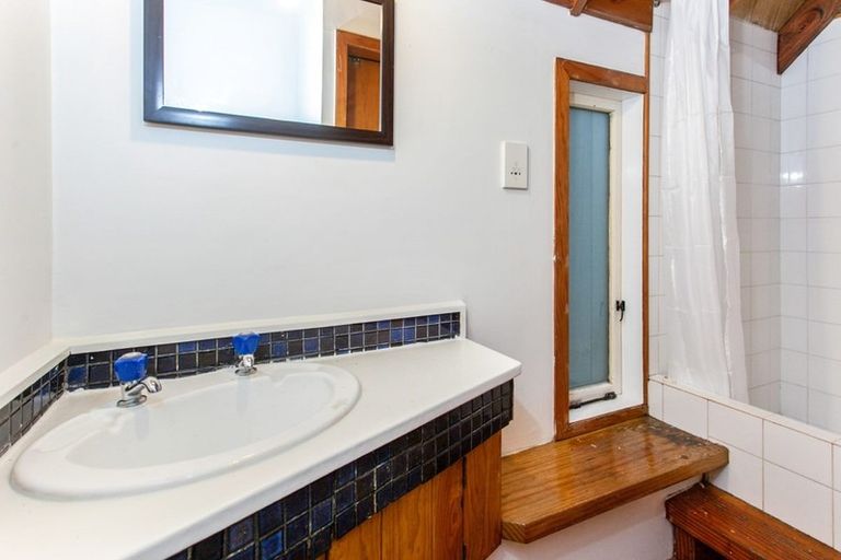 Photo of property in 40 Otitori Bay Road, Titirangi, Auckland, 0604