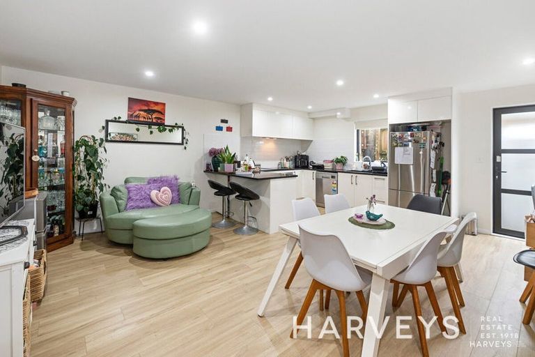 Photo of property in 71a Fruitvale Road, New Lynn, Auckland, 0600
