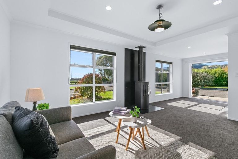 Photo of property in 418 Tararua Road, Levin, 5571