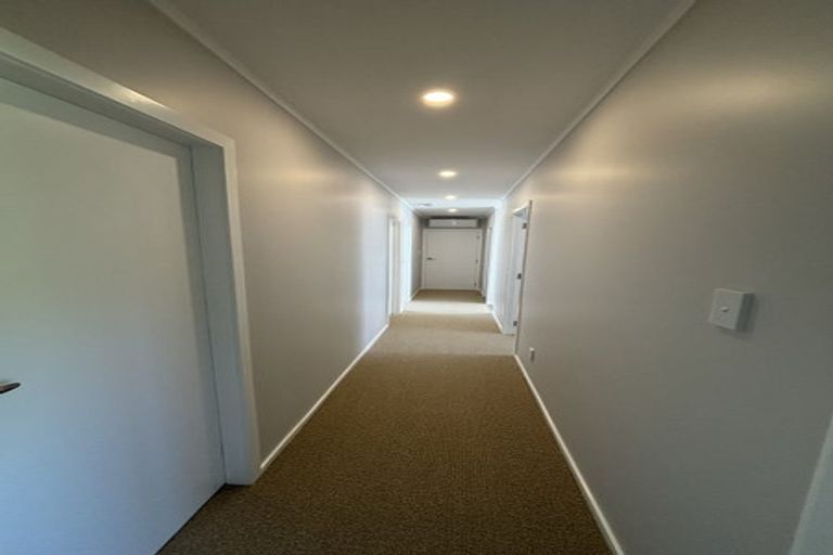 Photo of property in 42 Versailles Street, Karori, Wellington, 6012