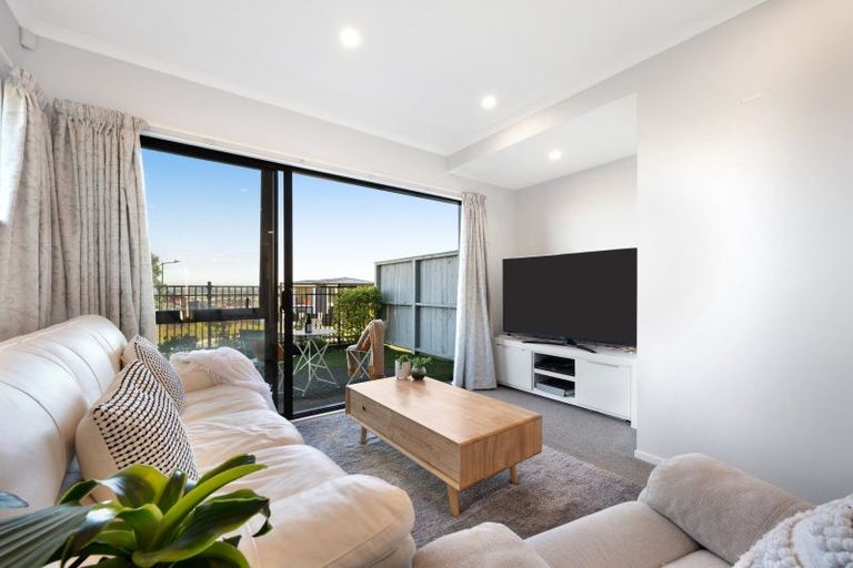 Photo of property in 13 Maureen Close, East Tamaki Heights, Auckland, 2016