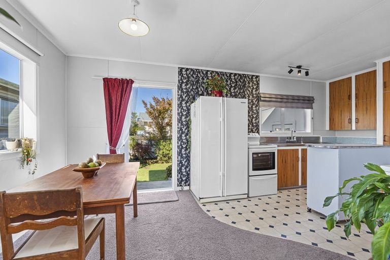 Photo of property in 2 Turakina Street, Merrilands, New Plymouth, 4312
