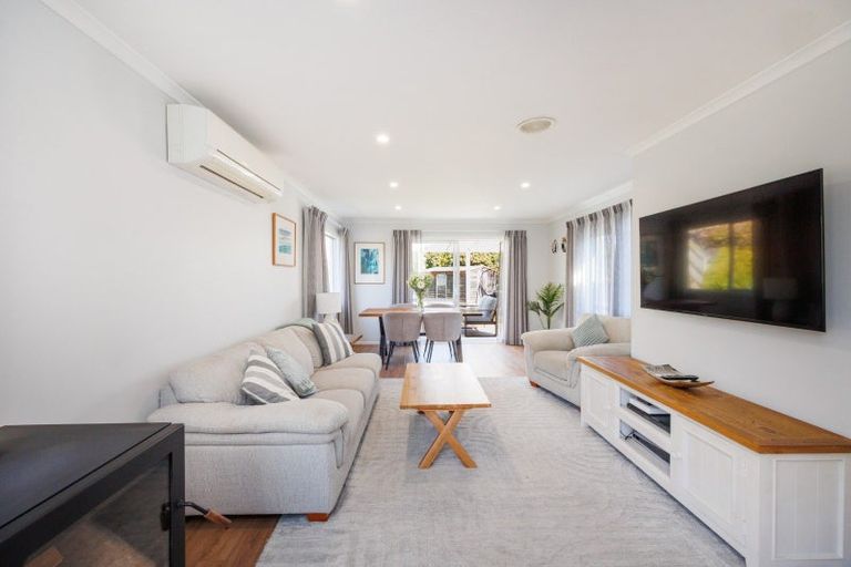 Photo of property in 37 Parkland Crescent, Terrace End, Palmerston North, 4410