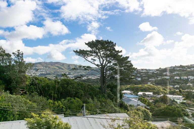 Photo of property in 9 Lomond Street, Newlands, Wellington, 6037