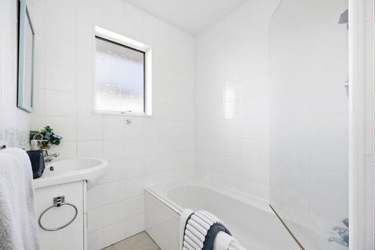 Photo of property in 1/27 Shanaway Rise, Hillcrest, Auckland, 0627