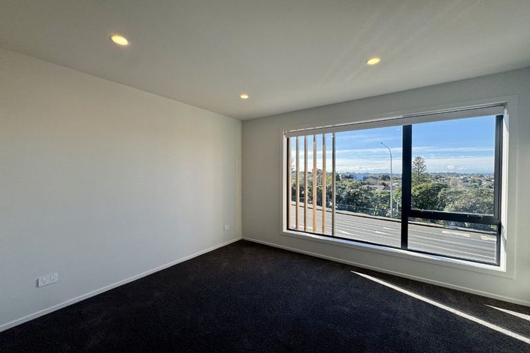 Photo of property in 4/506 Glenfield Road, Bayview, Auckland, 0629