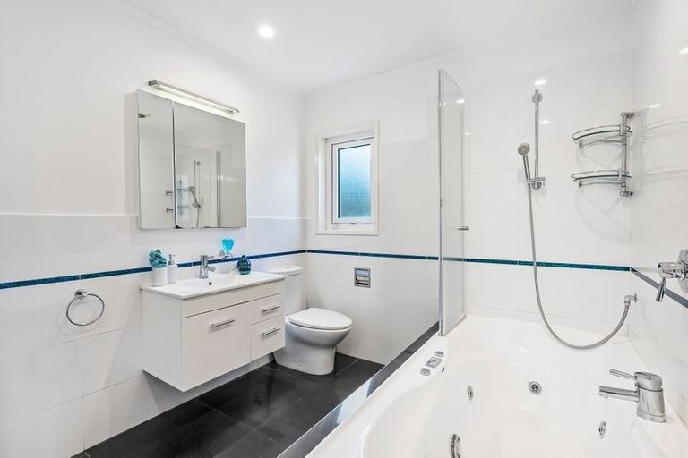 Photo of property in 1/2 Flavia Close, Torbay, Auckland, 0630