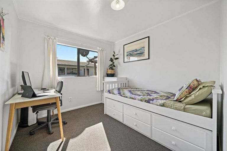 Photo of property in 80 Kervil Avenue, Te Atatu Peninsula, Auckland, 0610