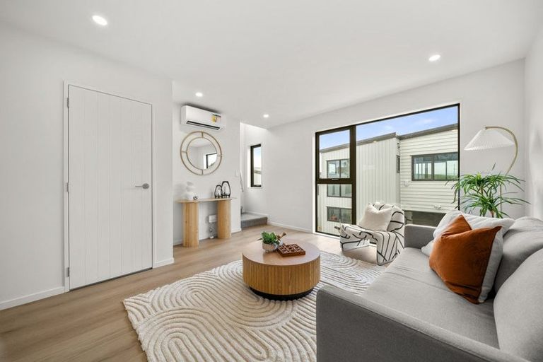 Photo of property in 3/1088 Beach Road, Torbay, Auckland, 0630
