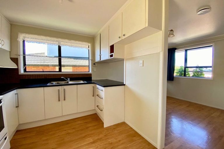 Photo of property in 15 Foyle Place, Glendene, Auckland, 0602