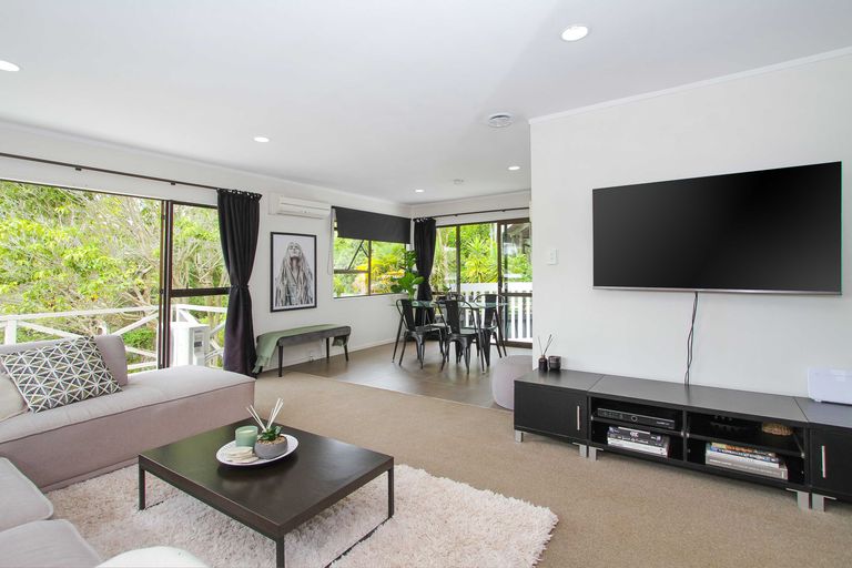 Photo of property in 1/27 Sovereign Place, Glenfield, Auckland, 0629