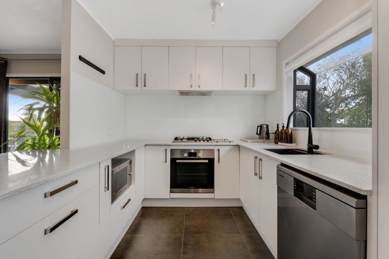 Photo of property in 5 Sevilla Place, Unsworth Heights, Auckland, 0632