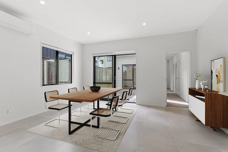 Photo of property in 28 Port Way, Rosehill, 2113