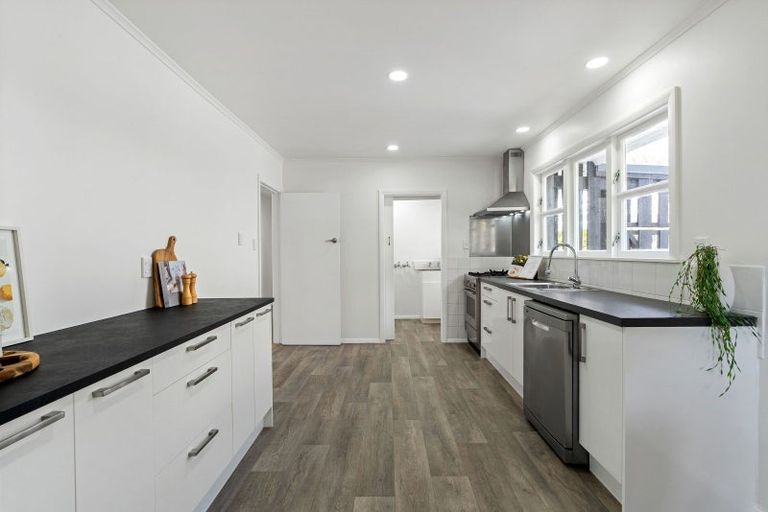 Photo of property in 4 Link Road, Newlands, Wellington, 6037