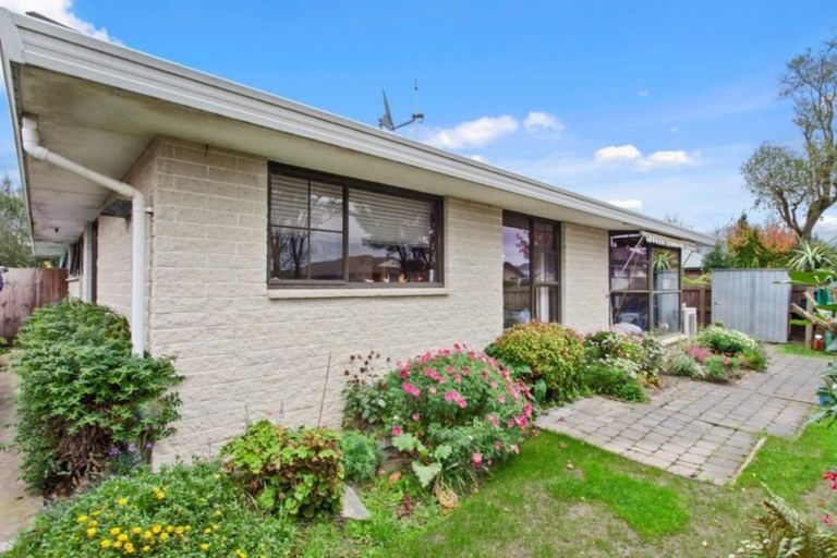 Photo of property in 37 Karnak Crescent, Russley, Christchurch, 8042