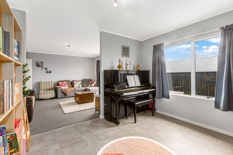 Photo of property in 2 Coventry Close, Ascot Park, Porirua, 5024