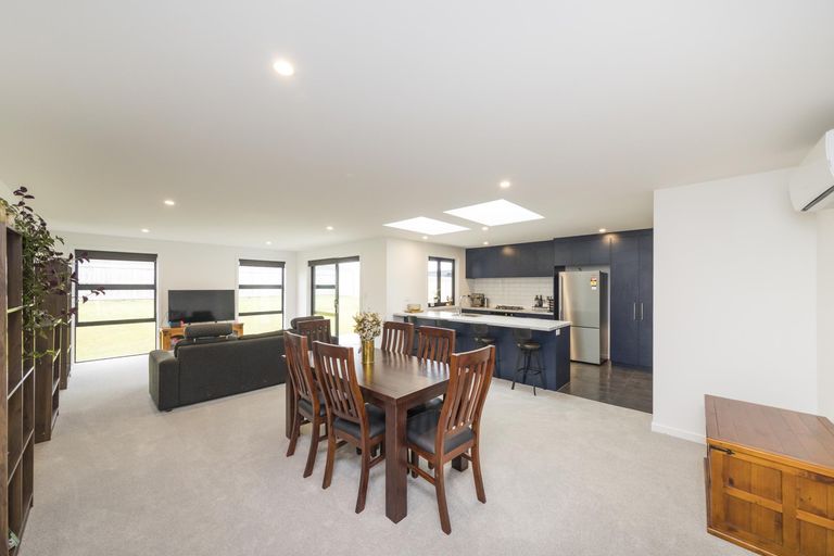 Photo of property in 3 Sardinia Grove, Fitzherbert, Palmerston North, 4410