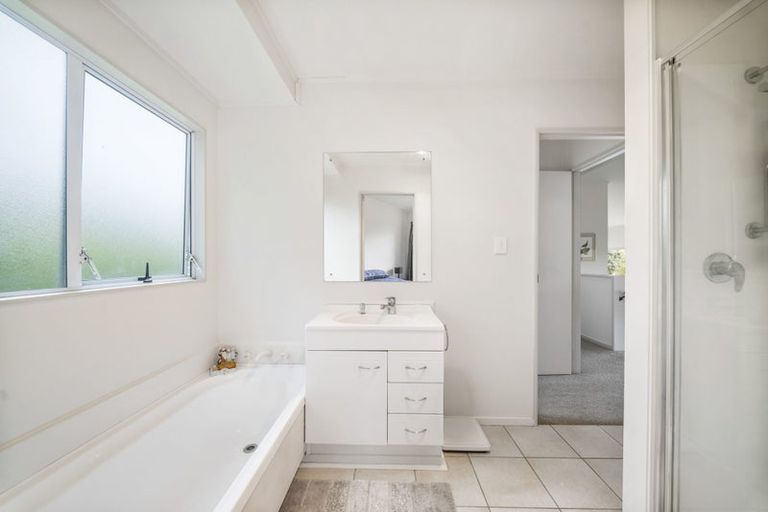 Photo of property in 2 Davern Lane, New Lynn, Auckland, 0600