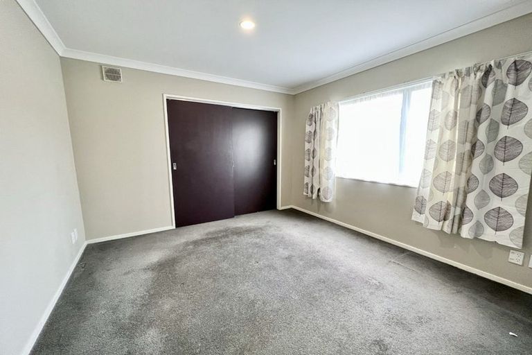 Photo of property in 4 Stella Grove, Newlands, Wellington, 6037