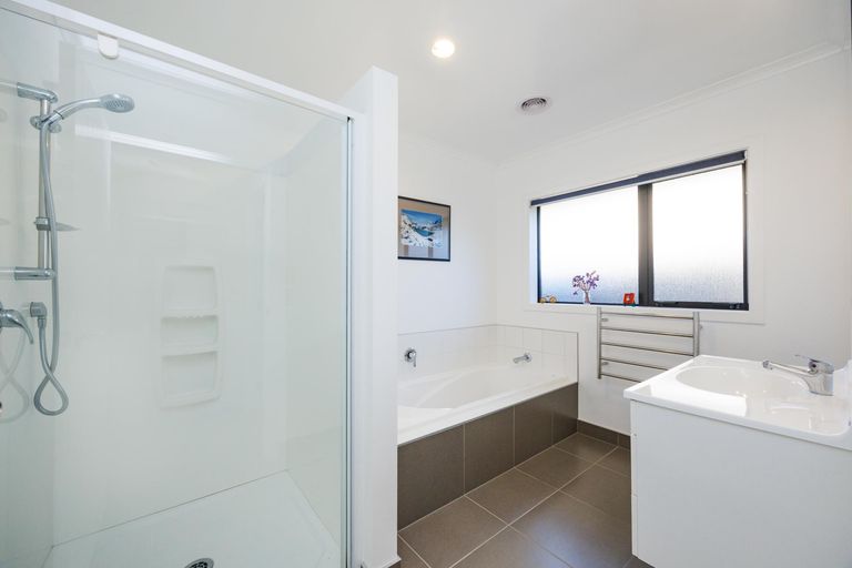 Photo of property in 12 Ron Place, Fitzherbert, Palmerston North, 4410