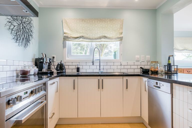 Photo of property in 24 Deirdre Place, Titirangi, Auckland, 0604