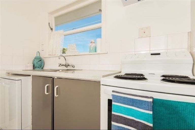 Photo of property in 21 Quigley Street, Newlands, Wellington, 6037