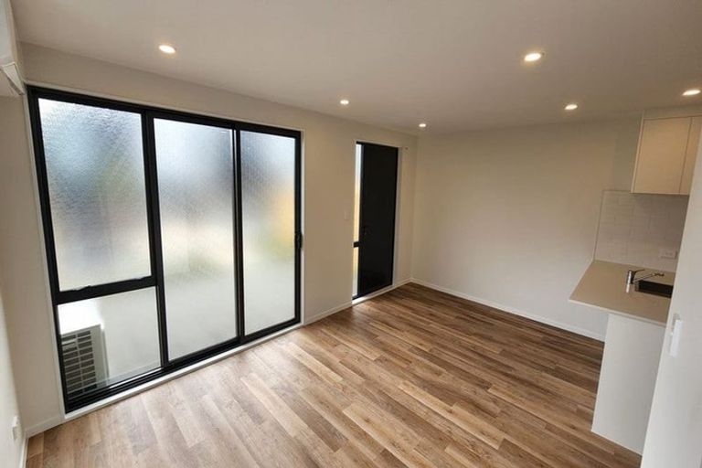 Photo of property in 17 Tokai Place, Glen Eden, 0602